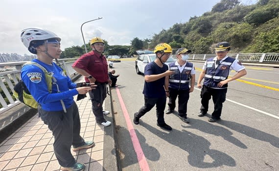 （觀傳媒高屏新聞）【記者宋德威、陳佩琪／高雄報導】19日08時31分高雄市鼓山區萬壽路一件救護案，消防局出動2車6人前往，現場1名男姓民眾(約28歲)，墜落至萬壽橋下，警消與民力團體到場，利用場域架設簡易省力滑輪系統確保SKED軟式擔架，在懸空環境以接力方式吊掛將傷者運送至橋面，人已明顯死亡，未送醫，後續交由員警處理。