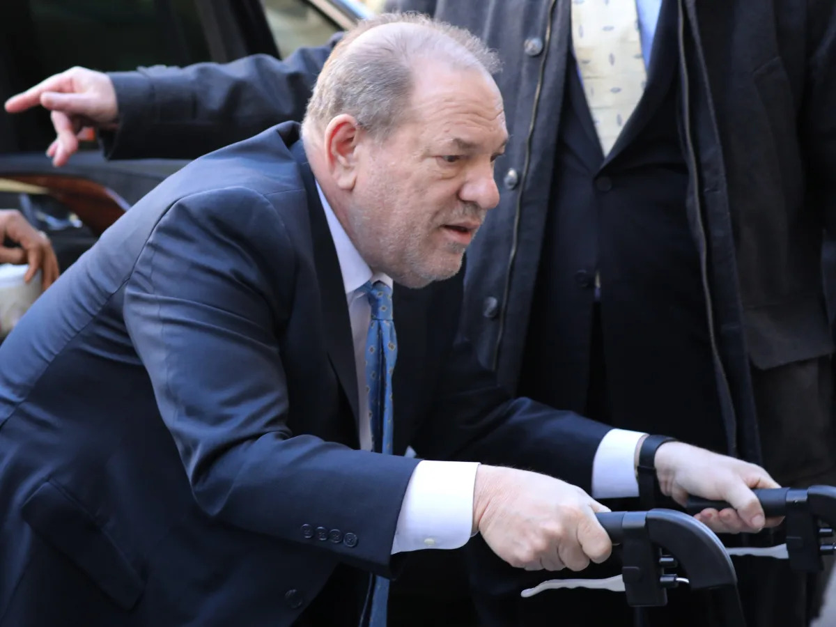 Harvey Weinstein sighed and shook his head in court while his accuser described ..