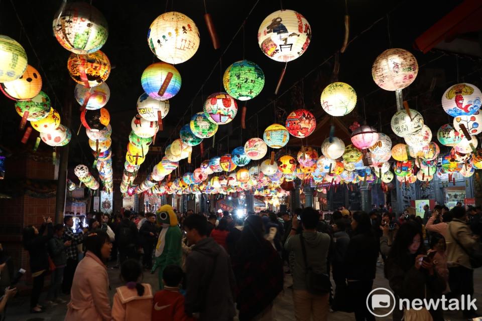 台灣十大燈會之一的普濟燈會在國際上享有盛名，自2023年1月16日至2月11日熱鬧登場，分為國華燈海區和廟埕燈海區展出，今年除了燈籠數量更勝往年增加至1600顆，廟埕前主燈特邀藝術家陳健志創作「圓圓融融兔」，希望在兔年帶給大家元氣滿滿、鴻兔大展一整年。   圖：黃博郎／攝