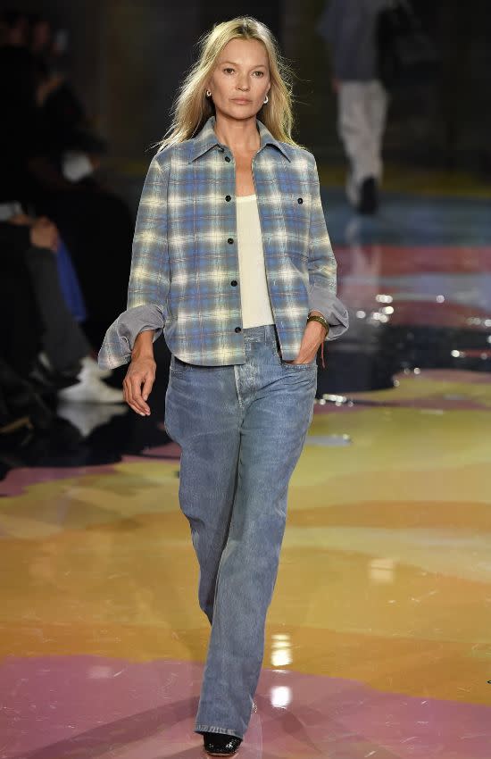 Kate Moss en la pasarela de Milán 2022 con un conjunto de Bottega Veneta