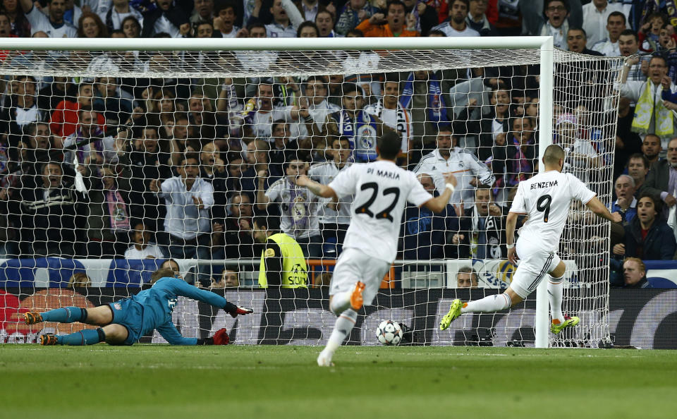 Real's Karim Benzema, right, scores the opening goal past Bayern goalkeeper Manuel Neuer during a first leg semifinal Champions League soccer match between Real Madrid and Bayern Munich at the Santiago Bernabeu stadium in Madrid, Spain, Wednesday, April 23, 2014. (AP Photo/Andres Kudacki)