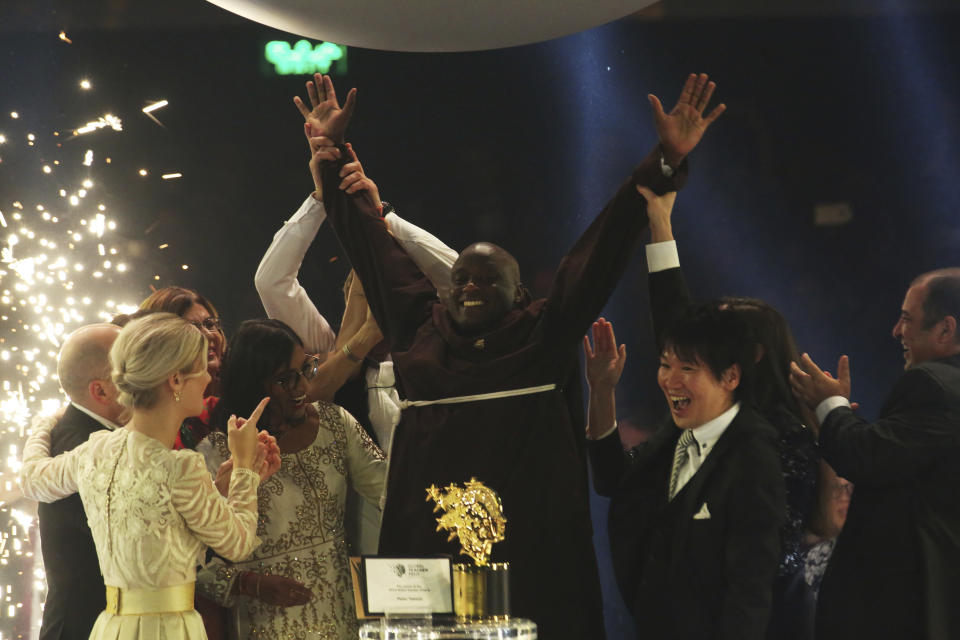 Der “Global Teacher Prize” wurde im opulenten Atlantis Hotel in Dubai übergeben. Preisträger Peter Tabichi trug dazu eine lange braune Kutte, die seinen römisch-katholischen Glauben symbolisierte. Foto: AP Photo / Jon Gambrell