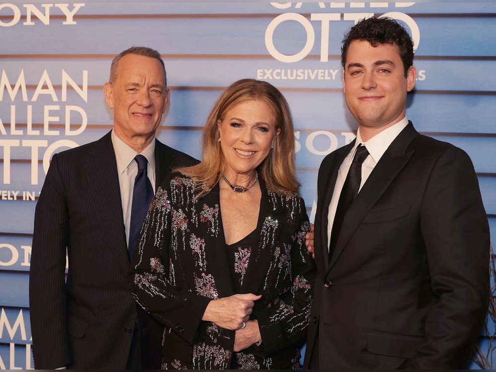 Tom Hanks und Rita Wilson zeigen sich bei der Vorstellung ihres neuen Films "Ein Mann namens Otto" in Begleitung ihres Sohns Truman. (Bild: imago/Cover-Images)