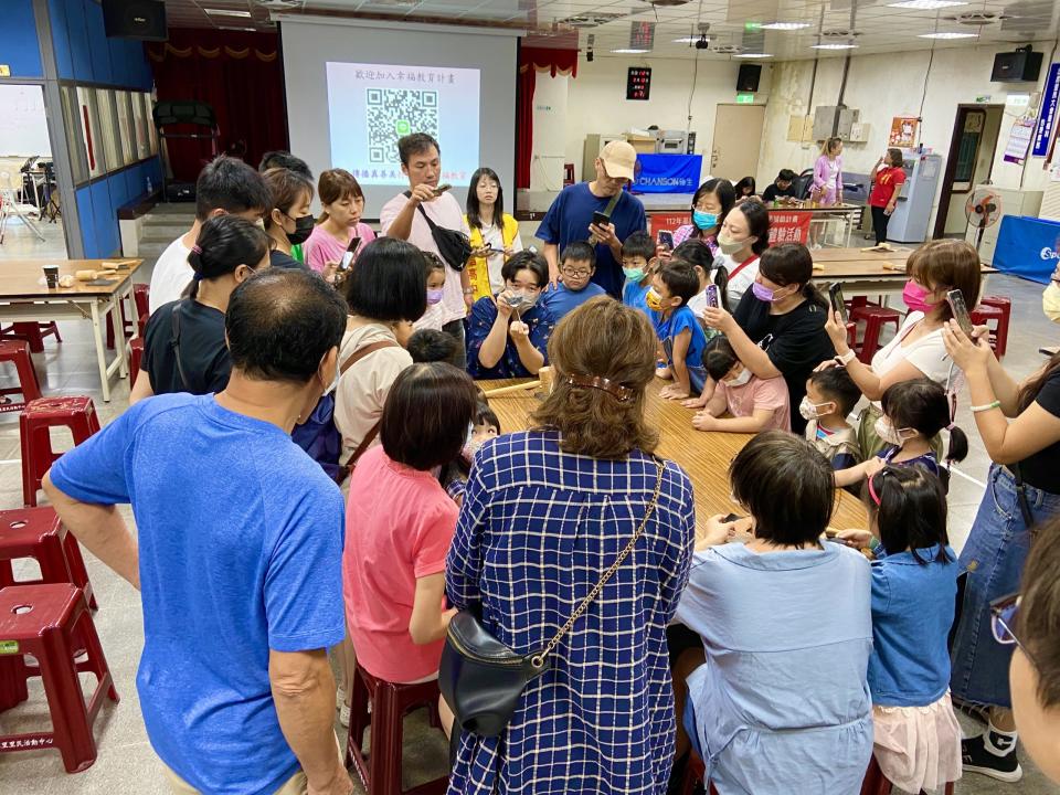 「凡人與路」鞋師傅宋之凡說明「克拉克迷你鞋鑰匙圈」製作過程/記者宋吉清拍照