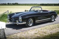 Siamo ai pezzi forti: la Mercedes-Benz 300 SL roadster qui in foto vale tra i 980,000 e il milione di euro. (foto: Artcurial.com)