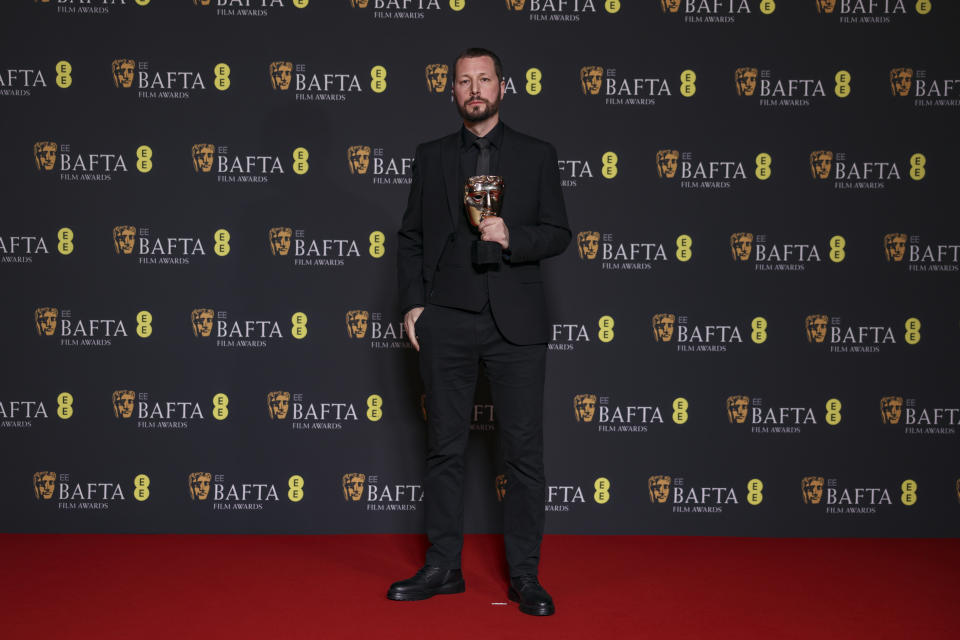 El director, productor y periodista de The Associated Press Mstyslav Chernov, ganador del premio a mejor documental por '20 Days in Mariupol', posa en la 77a entrega de los Premios de la Academia Británica de Cine (BAFTA) en Londres el domingo 18 de febrero de 2024. (Foto Vianney Le Caer/Invision/AP)