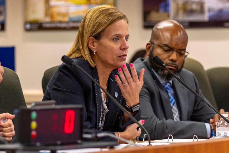 La directora académica Lourdes Díaz habla durante una reunión de la MDCPS para discutir la adopción de nuevos materiales de instrucción de estudios sociales en el Edificio de Administración de la Junta Escolar del Condado Miami-Dade, en el downtown de Miami, Florida, el miércoles 27 de septiembre de 2023.