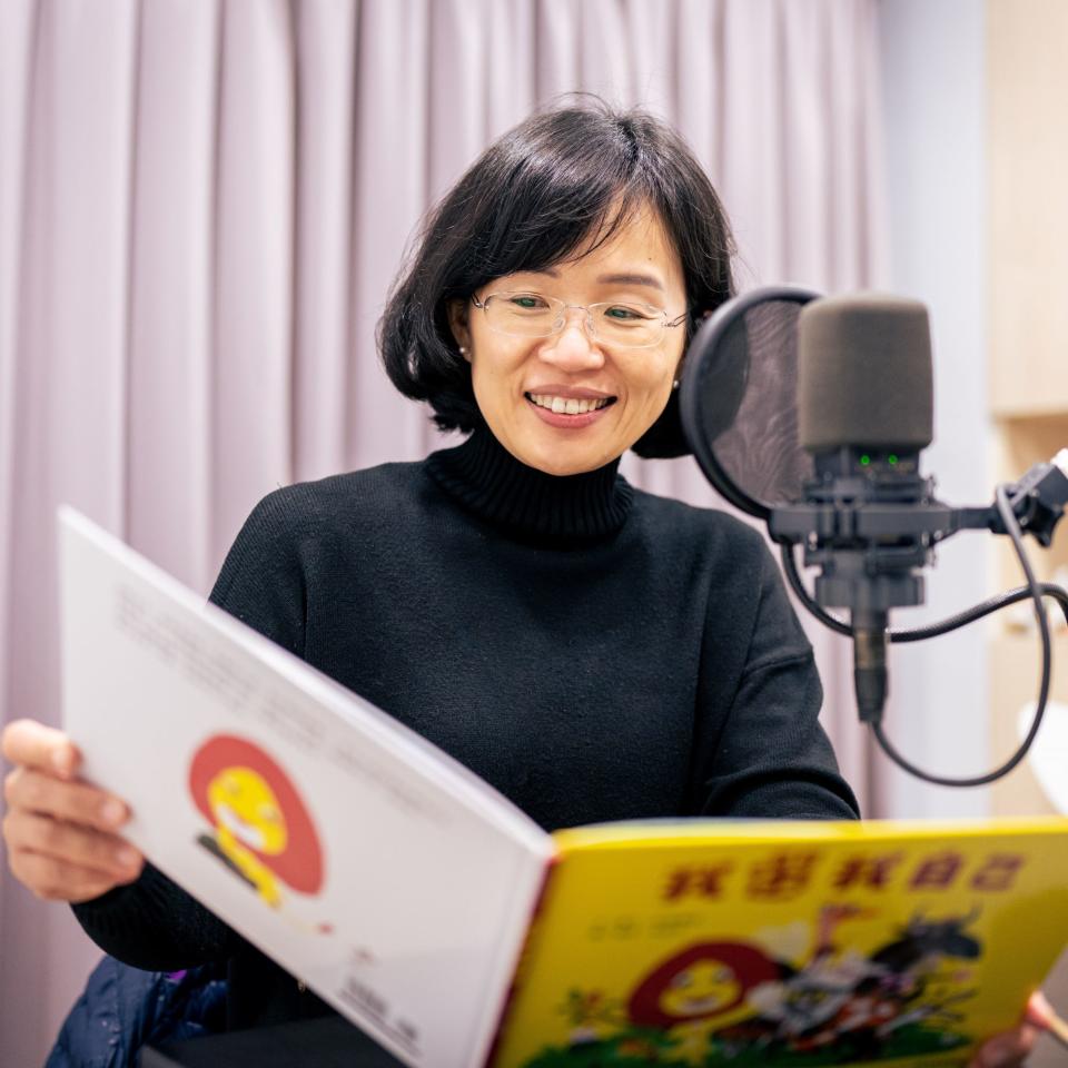 ▲立委蘇巧慧在Podcast頻道化身水獺媽媽，說故事給小朋友聽。