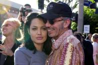 Sie waren Lieblinge der Klatschmedien: Billy Bob Thornton und Angelina Jolie trafen sich am Set von "Turbulenzen - und andere Katastrophen" (1999) und heirateten nach nur zwei Monaten Beziehung. Dass beide (angeblich) stets ein Fläschen gefüllt mit Blut des jeweils anderen mit sich trugen, konnte ihre Ehe nicht retten: 2003 trennte sich das Paar. (Bild: Chris Weeks/Liaison/Getty Images)