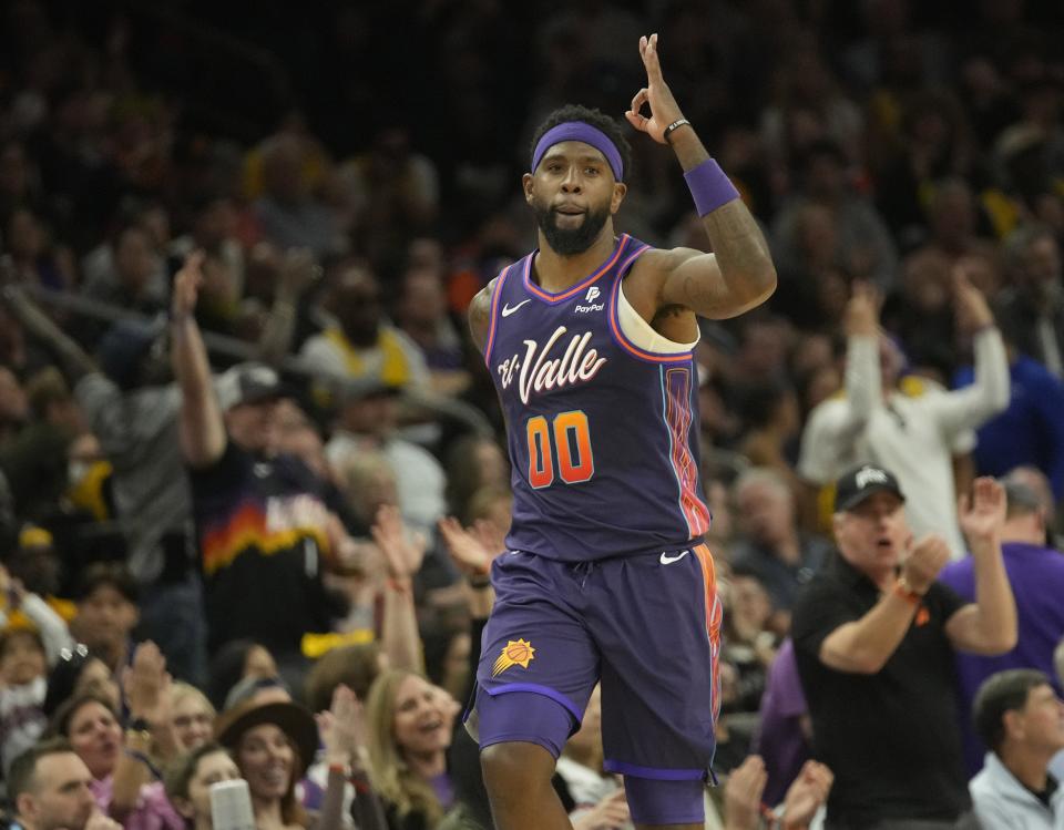 Phoenix Suns forward Royce O'Neale (00) celebrates a three-point basket against the Los Angeles Lakers during the fourth quarter at Footprint Center on Feb. 25, 2024.