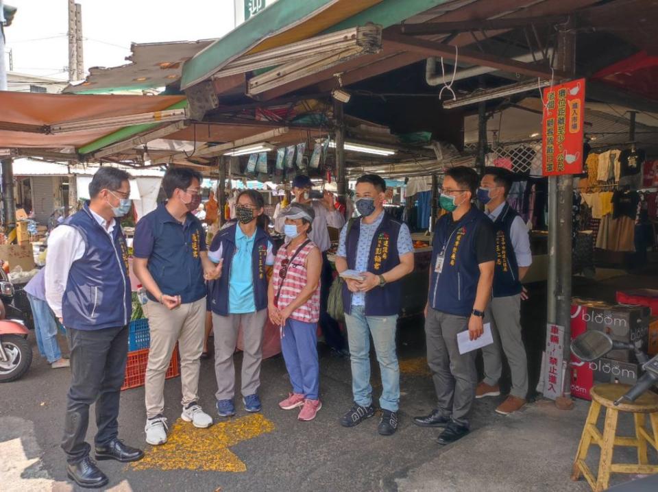 台中市南區工學市場缺水已三十二個年頭，市府同意出具接水核准證明文件，解決長期缺水問題。（記者徐義雄攝）