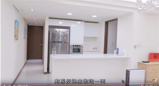 超寬敞浴室跟超大廚房都是決定租下的原因。（圖／翻攝自YouTube）