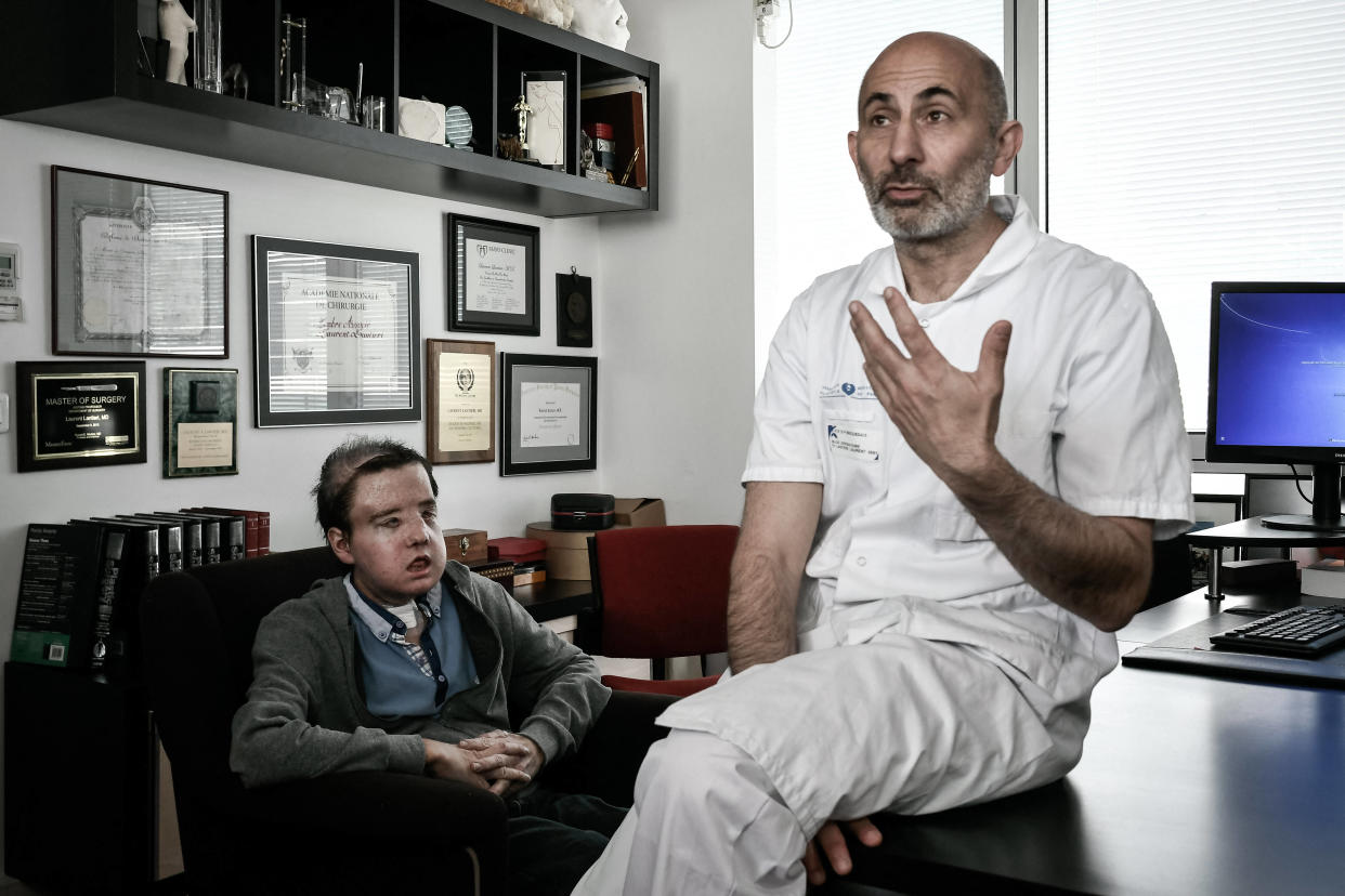 Le professeur Laurent Lantieri, avec son patient Jérôme Hamon le 13 avril 2018 à l’hôpital Georges-Pompidou à Paris.