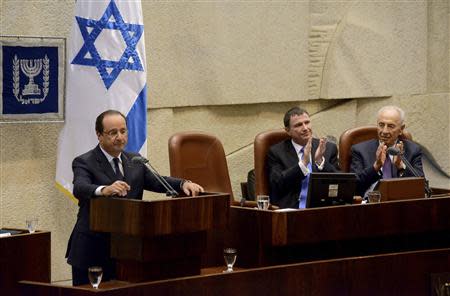 Israel's President Shimon Peres (R) and Yuli Edelstein, Speaker of the Knesset, Israel's parliament, clap as France's President Francois Hollande addresses the parliament in Jerusalem November 18, 2013. REUTERS/Debbie Hill/Pool