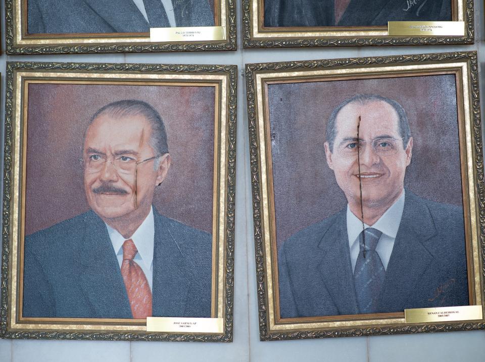 Damaged portraits of former Senate Presidents José Sarney and Renan Calheiros