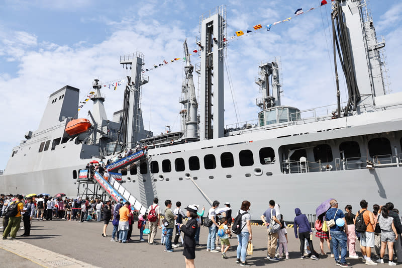 海軍敦睦艦隊安平港開放參觀湧人潮 海軍113年敦睦遠航訓練支隊開抵台南安平商港， 24、25日開放民眾登艦參觀，24日上午吸引大批民眾 前往排隊。 （台南市政府提供） 中央社記者楊思瑞台南傳真  113年3月24日 