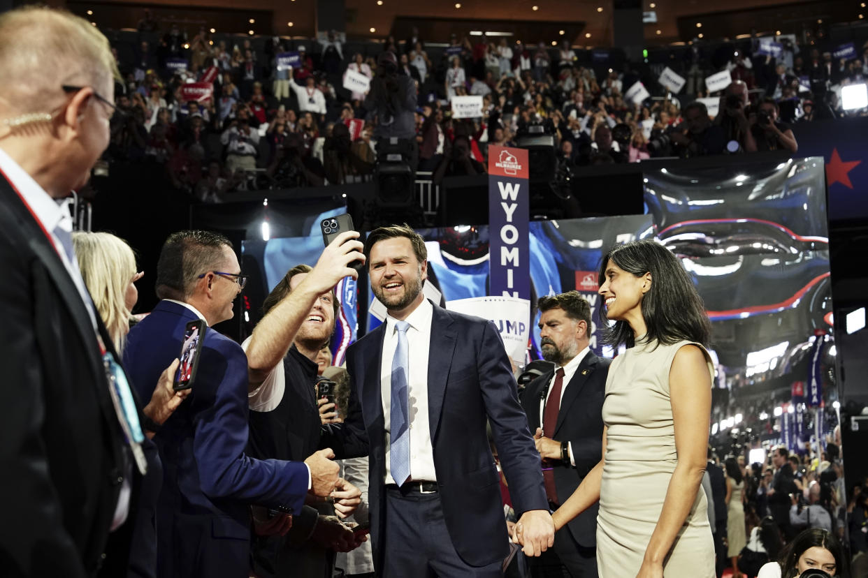 El senador republicano de Ohio JD Vance se prepara para salir al escenario con su esposa, Usha, el primer día de la Convención Nacional Republicana, en el Fiserv Forum en Milwaukee, Wisconsin, el lunes 15 de julio de 2024. (Doug Mills/The New York Times).