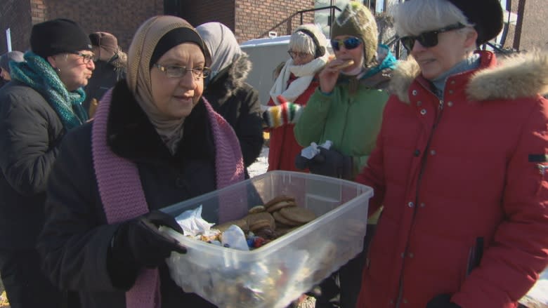 'Human chain' at Ottawa Mosque shows solidarity with local Muslims