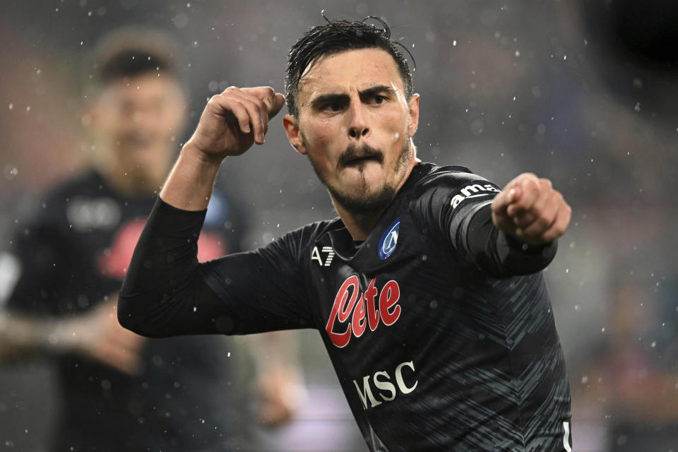 Elmas, de Napoli, festeja luego de anotar en el partido contra la Sampdoria, el domingo 8 de enero de 2023, en Génova (Pecoraro/LaPresse via AP)