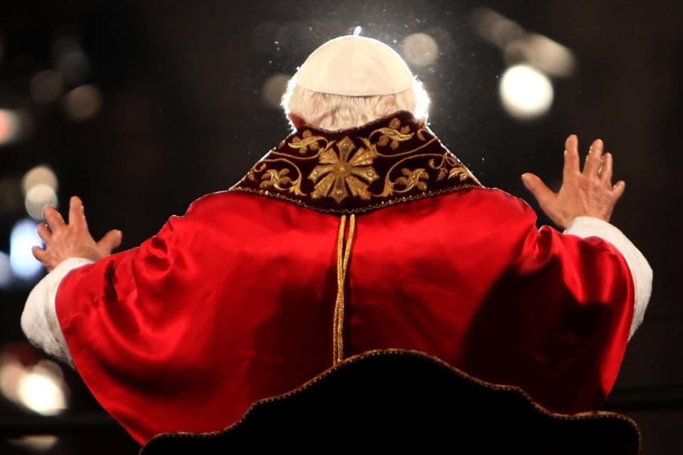 Benedicto XVI saluda a los fieles reunidos en el Coliseo, durante la representación del Vía Crucis, el viernes Santo del 2012, en Roma. Franco Origlia/Getty Images