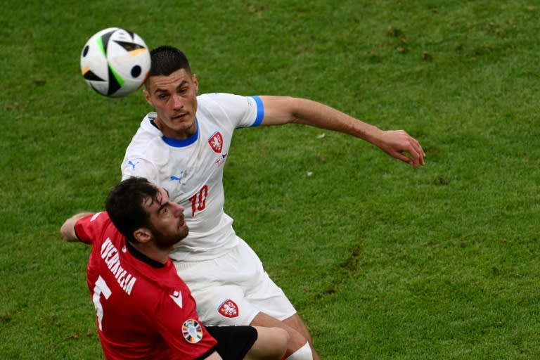 L'attaquant de la République tchèque Patrik Schick (à droite) face au défenseur géorgien Solomon Kverkveliya lors du match de l'Euro-2024 le 22 juin à Hambourg (Christophe SIMON)