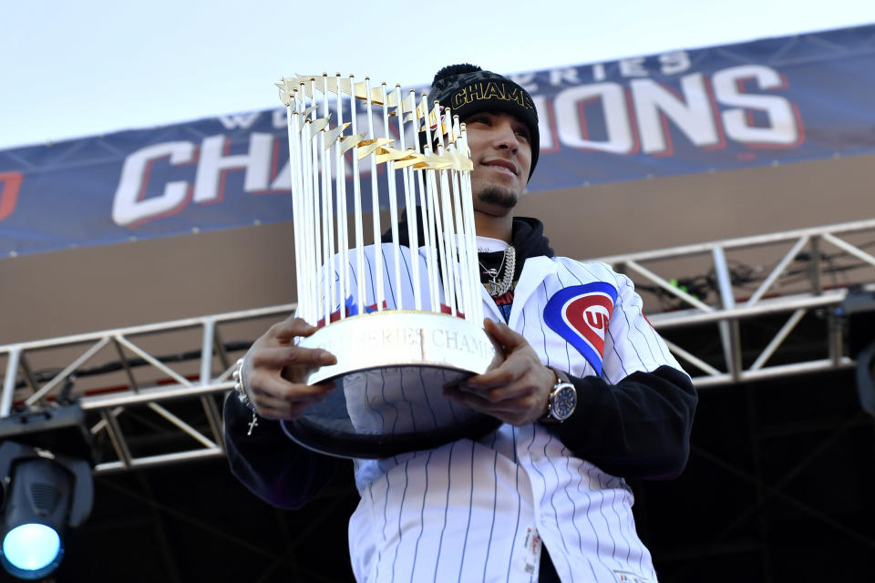 Javier Báez sostiene el trofeo de la Serie Mundial durante el desfile de la victoria de los Cachorros de Chicago después de la Serie Mundial de 2016.  (Foto de Patrick Gorski/Icon Sportswire vía Getty Images)