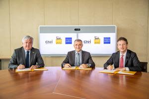 MOU_CNH_Industrial_ENI_Iveco_Group_ImageFrom left to right: Carlo Lambro President New Holland Agriculture; Guido Brusco General Manager Natural Resources ENI; Michele Ziosi Senior Vice President Institutional Relations & Sustainability.