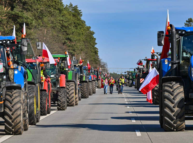 Polish farmers drive their tractors on the A2 autostrada (European route 30) towards the German-Polish border. The protests by Polish farmers, which have been going on for weeks, are directed against the EU agricultural policy, and the import of cheap agricultural products from Ukraine. Patrick Pleul/dpa