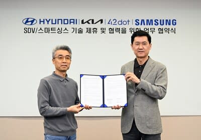 (Photo 1) (From left) Chang Song, President and Head of Hyundai Motor Group Advanced Vehicle Platform (AVP) Division; Paul (Kyungwhoon) Cheun, President, CTO of DX Division at Samsung Electronics and Head of Samsung Research