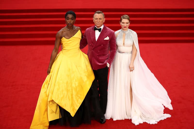 Lashana Lynch, Daniel Craig y Lea Seydoux posan durante el estreno mundial de la nueva película de James Bond "No Time To Die" en el Royal Albert Hall de Londres, Gran Bretaña.
