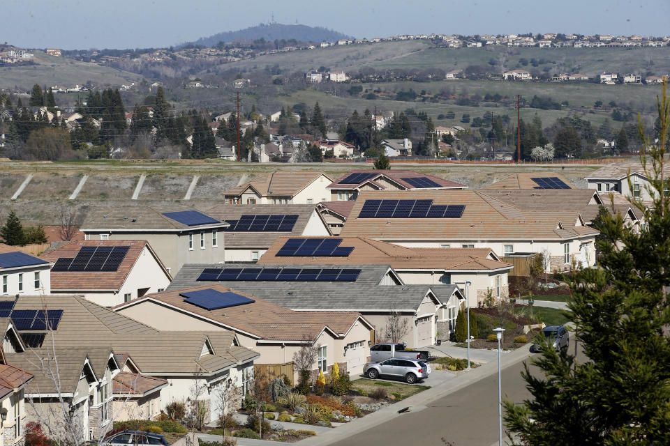 ARCHIVO - En esta fotografía del 12 de febrero de 2020 se muestra un desarrollo inmobiliario en El Dorado Hills, California. (AP Foto/Rich Pedroncelli, Archivo)