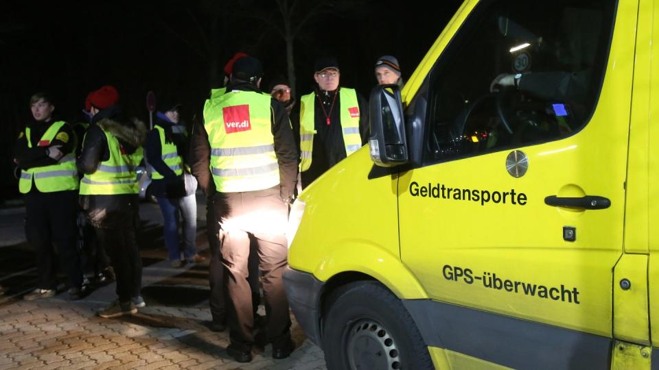 Streikende Geldtransport-Fahrer in Hamburg. Foto: Bodo Marks