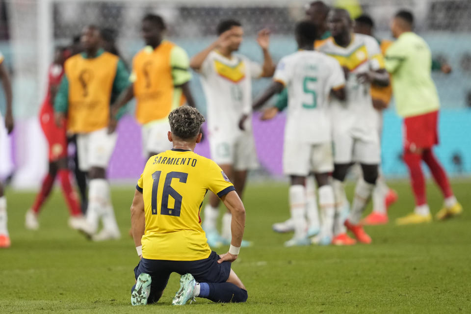 Jeremy Sarmiento, de Ecuador, tras perder por 2-1 en su último partido del Grupo A del Mundial frente a Senegal, en el estadio Jalifa Internacional, en Doha, Qatar, el 29 de noviembre de 2022. (AP Foto/Darko Vojinovic)
