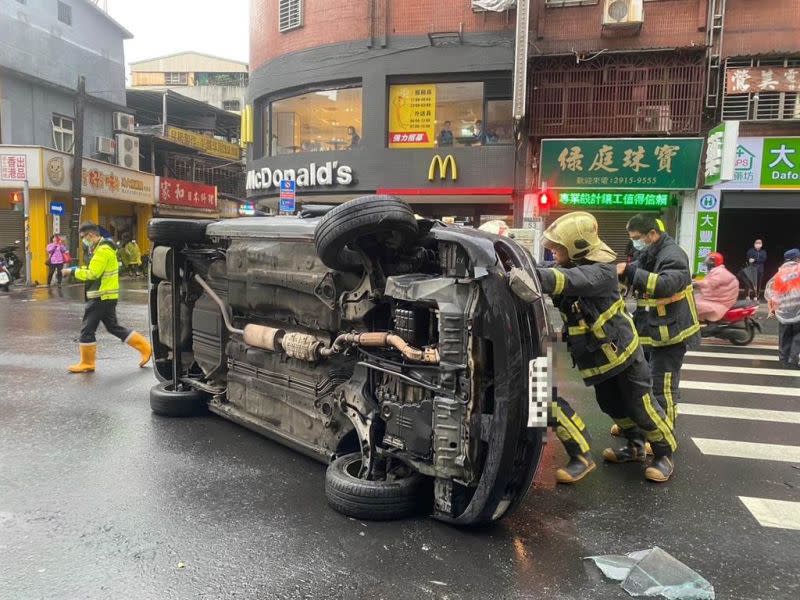 ▲擦撞發生後，范男又撞上安全島翻覆，最後整輛車橫躺於路中。（圖／翻攝畫面）