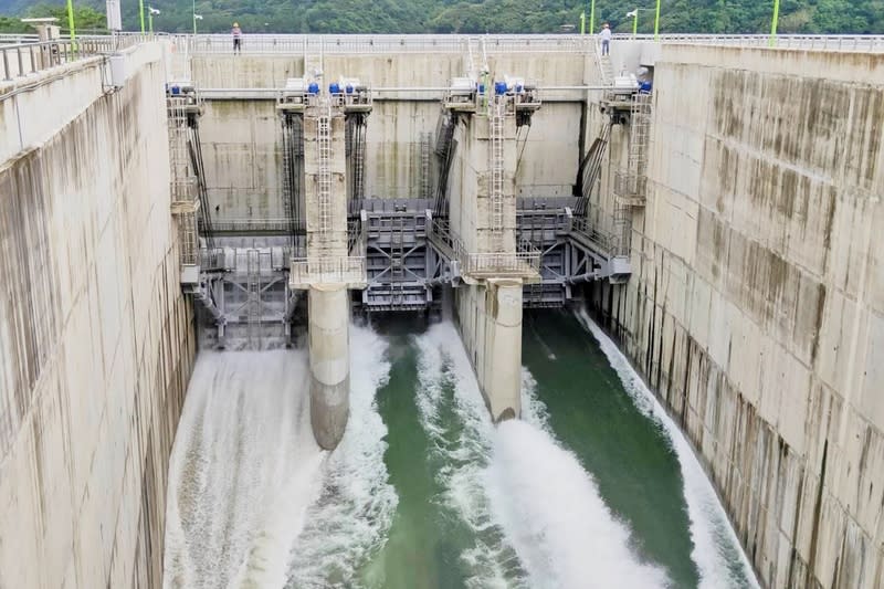 石門水庫近滿  阿姆坪防淤隧道首度沖淤 經濟部水利署北區水資源局表示，石門水庫水位已近 滿水位，今年2月完工的阿姆坪防淤隧道4日早上進行 完工後首次沖淤操作，將存放在沖淤池內的淤泥全部 帶離、排入大海。 （北區水資源局提供） 中央社記者吳睿騏桃園傳真  112年9月4日 