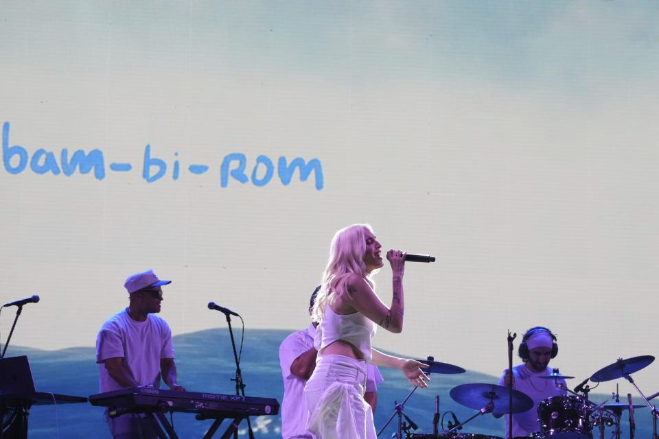 La cantautora estadounidense-venezolana Elena Rose durante su concierto en el Festival Tecate Emblema en la Ciudad de México el viernes 17 de mayo de 2024. (Foto AP/Fernando Llano)