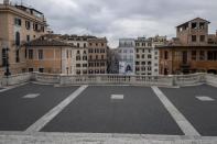 Il centro di Roma e Città del Vaticano sono deserti la prima domenica dopo l’entrata in vigore delle restrizioni per combattere l’epidemia da coronavirus. Tra i monumenti della Capitale, non si vedono i soliti assembramenti di turisti.