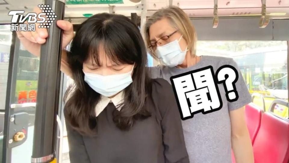 警方表示被害女子可以請一旁的民眾幫忙報案、錄影蒐證。（圖／北市婦幼隊提供）