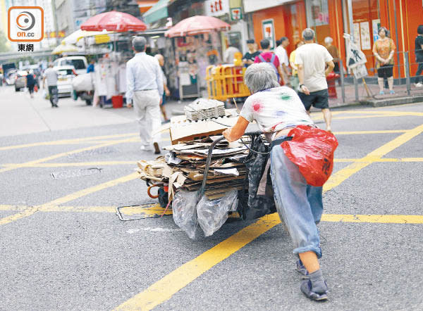 有學者批評今次紓困金額「縮皮」，未能挽救市民於水深火熱之中。