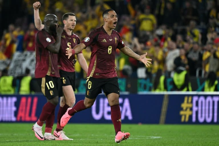 Les Belges Romelu Lukaku, Jan Vertonghen et Youri Tielemans après la victoire de la Belgique contre la Roumanie 2-0 au stade de Cologne le 22 juin 2024 en phase de groupes de l'Euro-2024 (JAVIER SORIANO)