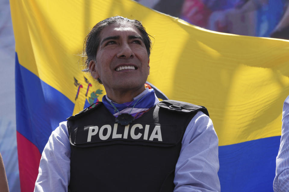 Con un chaleco antibalas, el aspirante presidencial Yaku Pérez realiza un mitin de campaña menos de dos semanas después del asesinato de un candidato en Quito, Ecuador, el jueves 17 de agosto de 2023. (AP Foto/Dolores Ochoa)