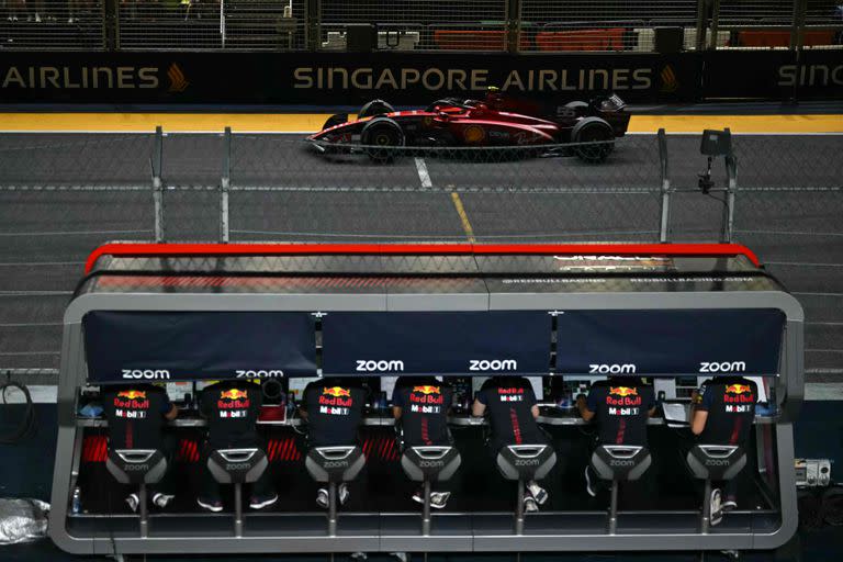 Carlos Sainz a pesar de las complicaciones, confía en que Ferrari puede luchar con Red Bull (Photo by MOHD RASFAN / AFP)