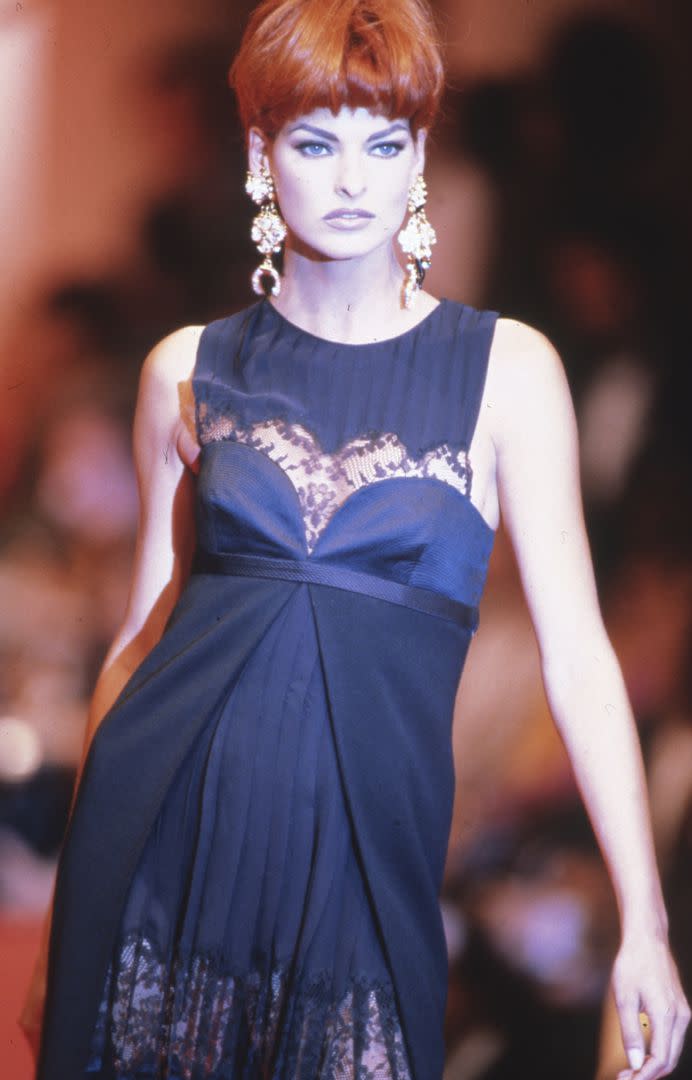 Linda Evangelista en la pasarela de Versace a principios de los 90 en París, Francia