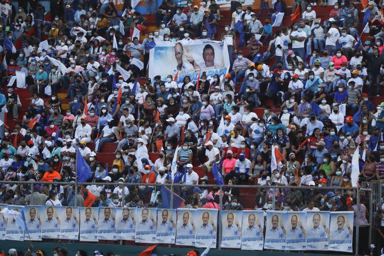 Seguidores del candidato presidencial del Partido Nacional, Nasry Asfura, se reúnen durante un mitin de clausura de campaña, en Tegucigalpa, Honduras