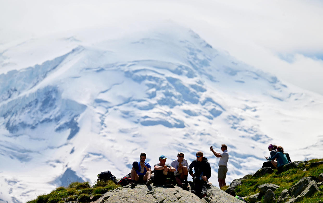 Des randonneurs dans la réserve naturelle des Aiguilles Rouges, qui fait face au Mont Blanc au-dessus de Chamonix (Haute-Savoie), le 31 juillet 2023.