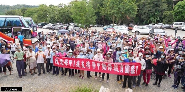 南市動保處邀請學甲在地里民實際參訪新竹動保園區，瞭解園區設計理念，期盼降低反對聲浪。（記者李嘉祥攝）