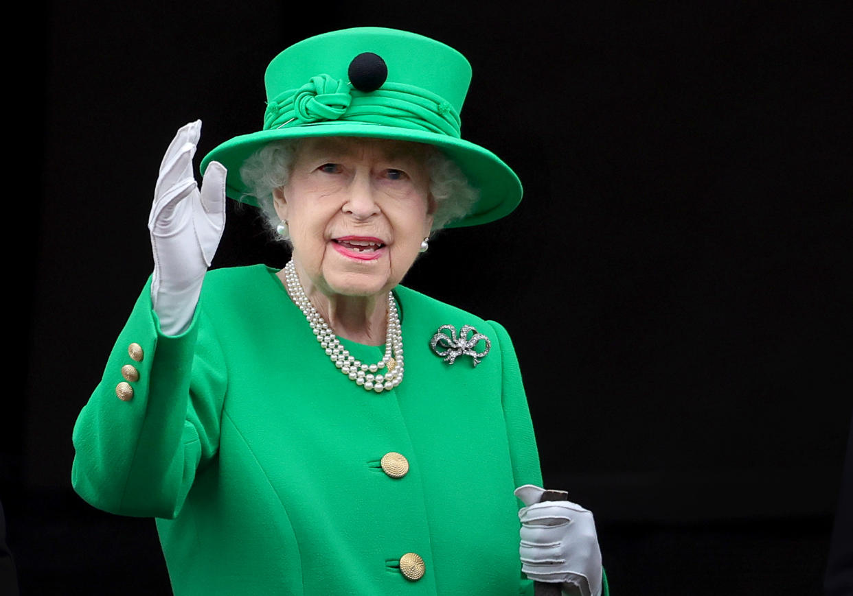 LONDON, ENGLAND - JUNE 05: Queen Elizabeth II waves from the balcony of Buckingham Palace during the Platinum Jubilee Pageant on June 05, 2022 in London, England. The Platinum Jubilee of Elizabeth II is being celebrated from June 2 to June 5, 2022, in the UK and Commonwealth to mark the 70th anniversary of the accession of Queen Elizabeth II on 6 February 1952.  (Photo by Chris Jackson/Getty Images)