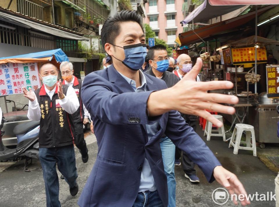 台北市長當選人蔣萬安到文昌宮參拜時，受到市民熱烈的歡迎。   圖：張良一 / 攝