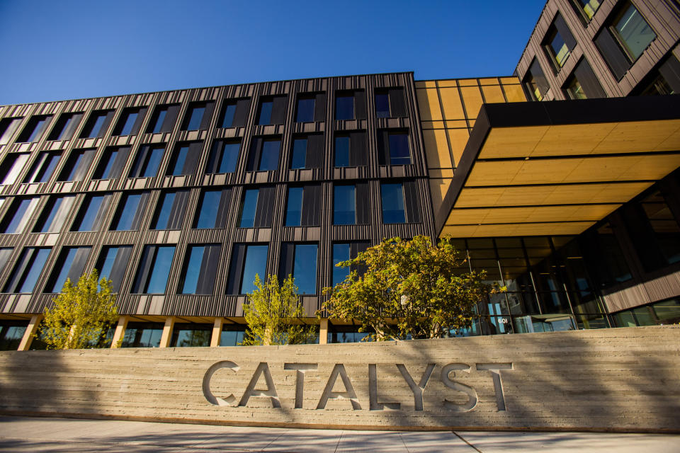 El edificio Catalyst en Spokane, Washington, el cual alberga a la Eastern Washington University y es el primer gran edificio de oficinas de madera en el estado, el 9 de septiembre de 2020. (Rajah Bose/The New York Times)