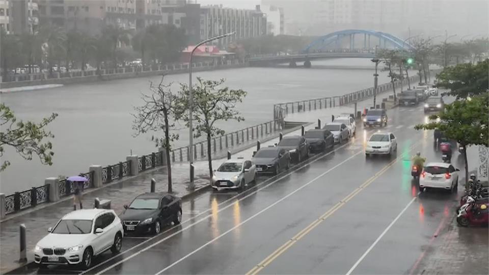 首波梅雨鋒面報到！　南部降甘霖民眾開心淋雨歡呼